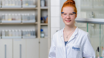 Karrierechancen für SchuelerInnen, junge Frau Im Kittel