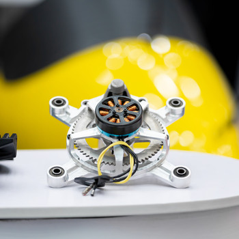 Bauteil eines Elektromotors auf einem Tisch