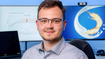 [Translate to United Kingdom (UK):] Young man in front of a computer