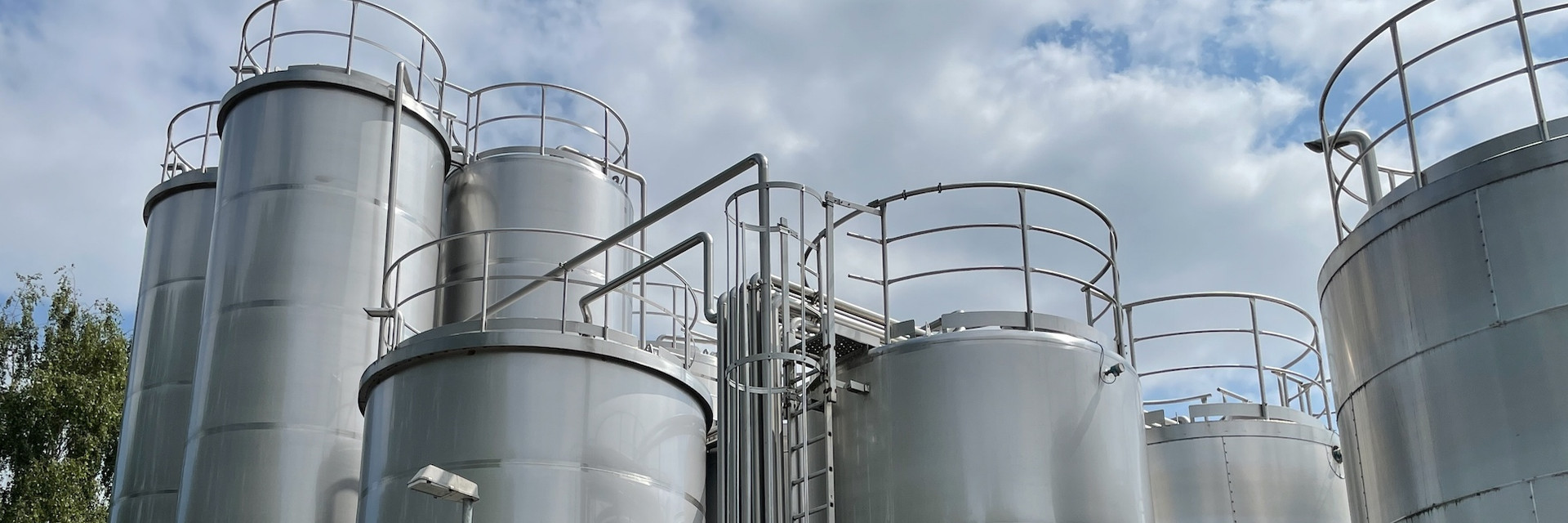 Tankdepots unter Wolkenhimmel