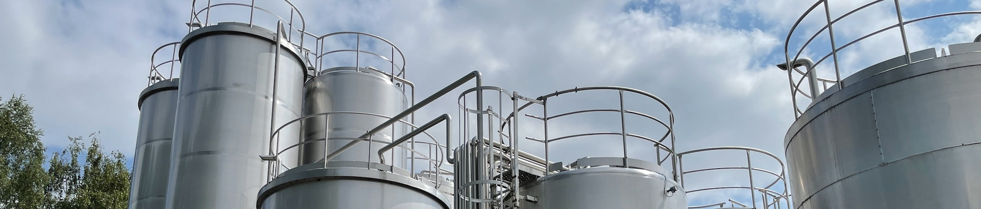 Tankdepots unter Wolkenhimmel