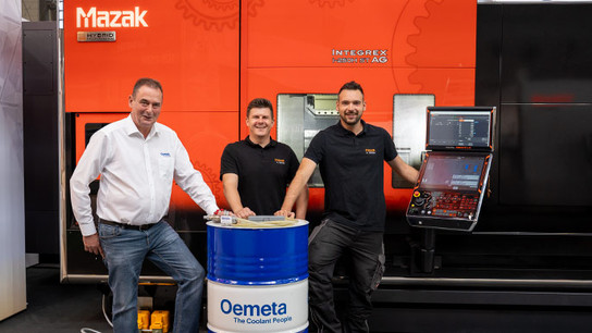 Oemeta und Mazak vor Werkzeugmaschine