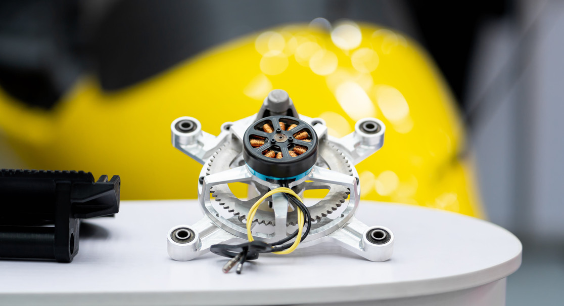 Bauteil eines Elektromotors auf einem Tisch Bauteil eines Elektromotors auf einem Tisch