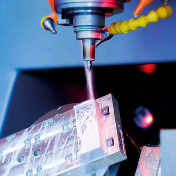 [Translate to United Kingdom (UK):] Cooling lubricant helps when machining an electronic workpiece