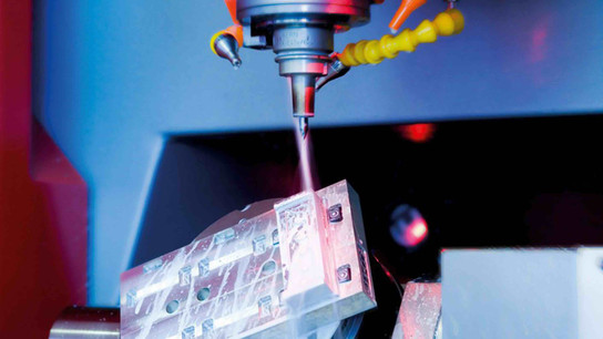 [Translate to United Kingdom (UK):] Cooling lubricant helps when machining an electronic workpiece