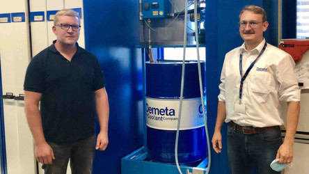 Oemeta Kühlschmierstoff in Anwendung Zwei Männer vor Fass mit Oemeta Kühlschmierstoff