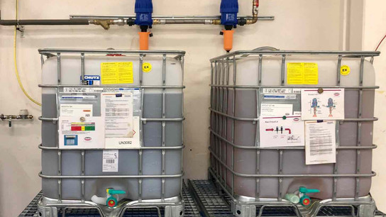 Cooling lubricant container in the production hall