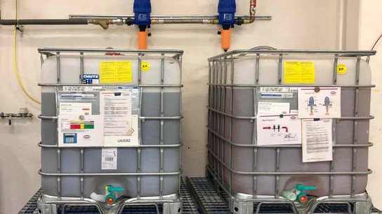 Kühlschmierstoffbehälter in Fertigungshalle