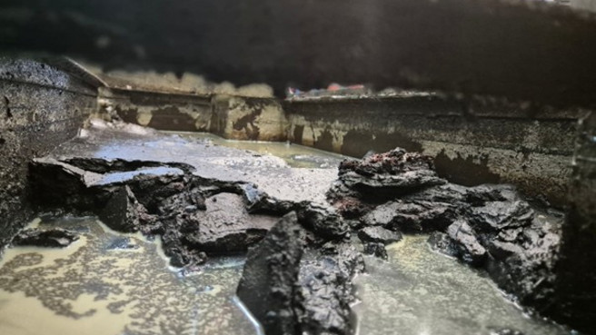 Detail usazenin a ztvrdlých nečistot v další části systému