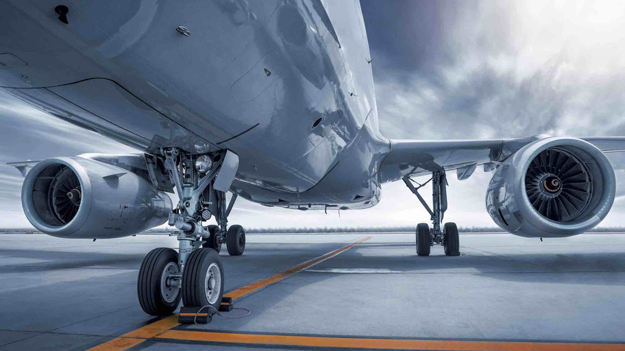 [Translate to United Kingdom (UK):] Airplane with two turbines on the runway