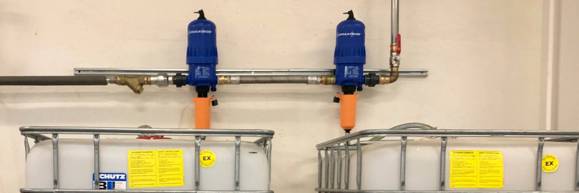 Cooling lubricant container in the production hall