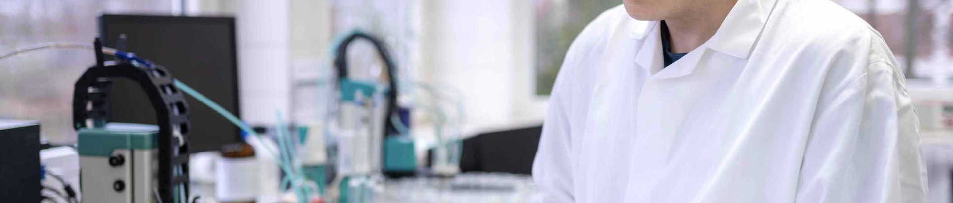 [Translate to United Kingdom (UK):] Man in the lab leafs through a folder