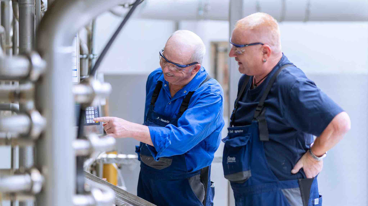 Two men in the Oemeta production hall