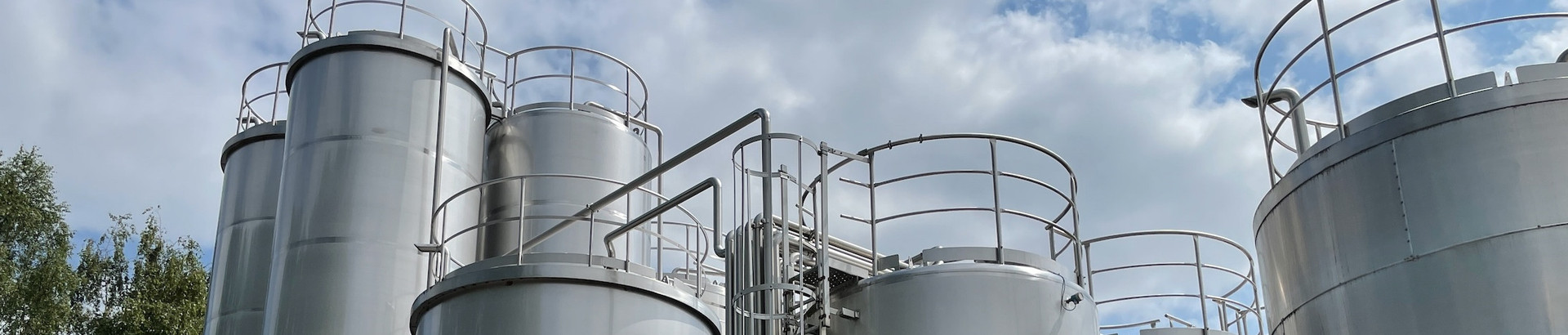 [Translate to United Kingdom (UK):] Tank depots under a cloudy sky