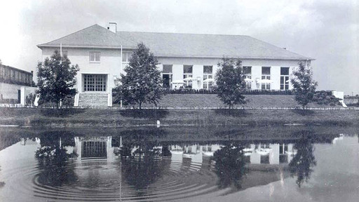 Gebäude, Bäume und kleiner Teich