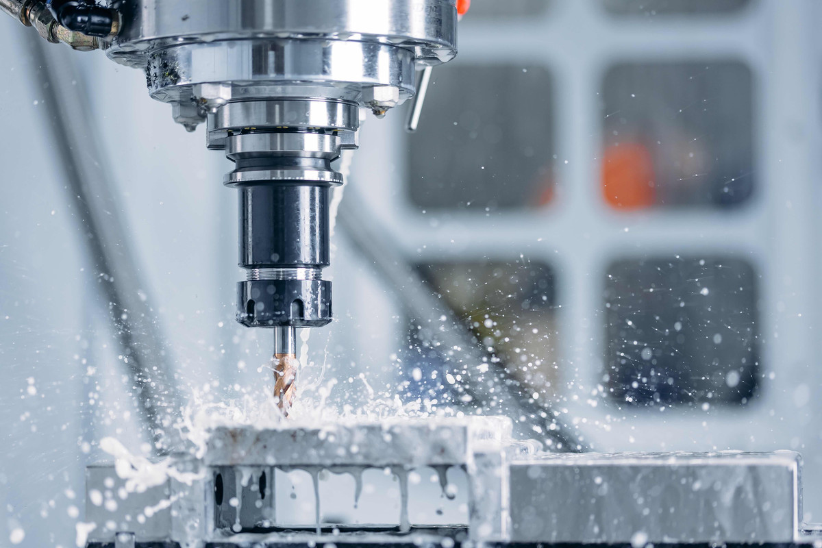 CNC Maschine und Kuehlschmierstoff bearbeitet Werkstueck CNC Maschine und Kuehlschmierstoff bearbeitet Werkstueck