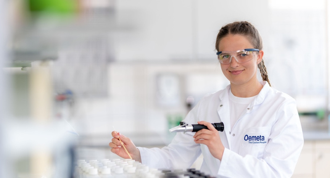 Weibliche Auszubildende im Labor Weibliche Auszubildende im Labor