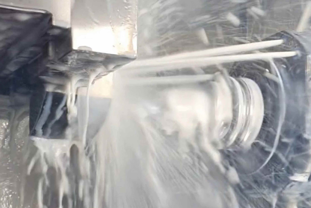 CNC milling machine and cooling lubricant in use CNC milling machine and cooling lubricant in use