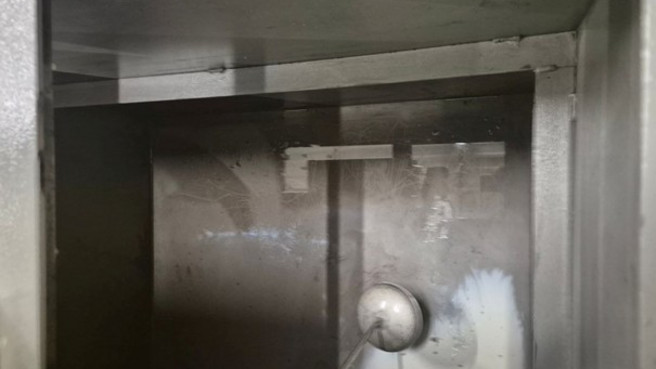 Detail vnitřního mechanismu po částečném očištění