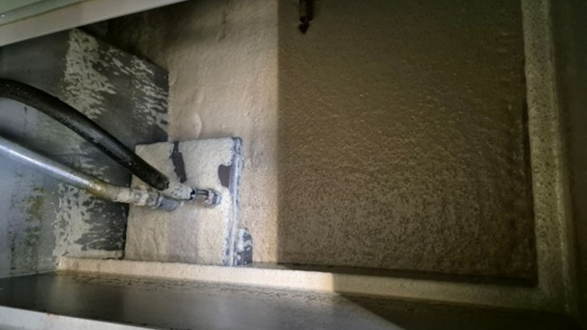 Usazeniny ve vnitřním prostoru stroje