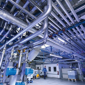 [Translate to United Kingdom (UK):] Production hall with ducts on the ceiling
