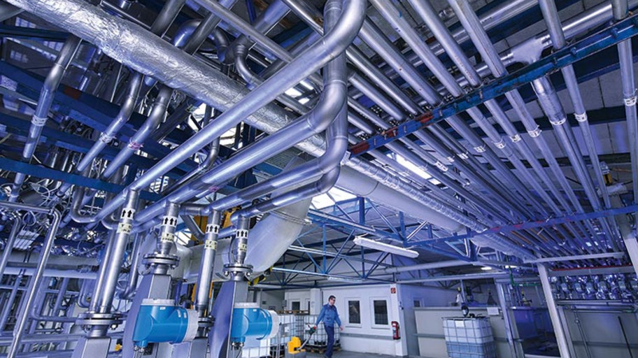 Production hall with ducts on the ceiling