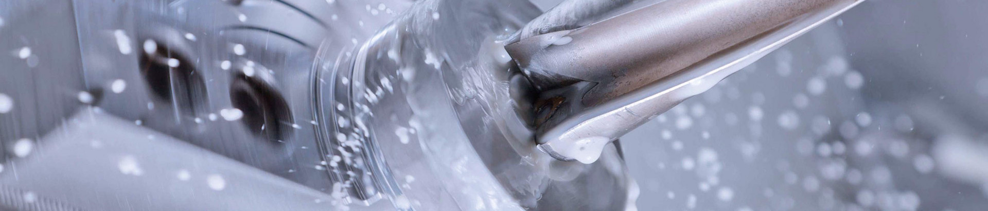 Kühlschmierstoff unterstützt beim CNC-Fräsen