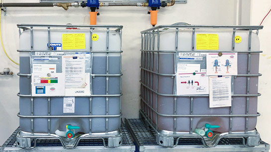 Kühlschmierstoff IBC-Behälter in Fertigungshalle