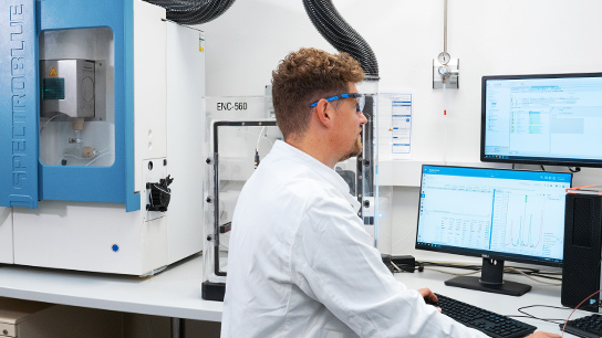 Weiterer Oemeta-Mitarbeiter im Labor